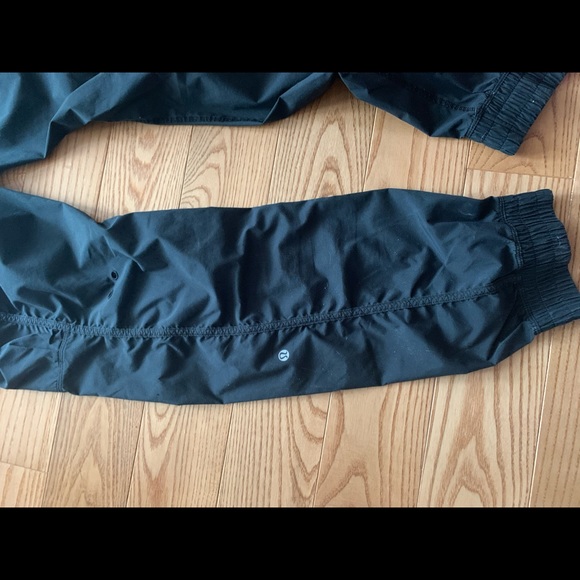 Lululemon pants size 6 - Picture 8 of 8